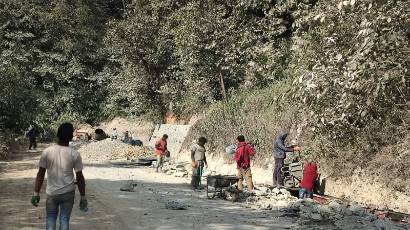 युवालाई भारी भयो नेताको आश्वासन : 'विदेश जान छोडेर गाउँमै बसे, अहिले भोट हाल्न छोडेर मजदुरीमा'