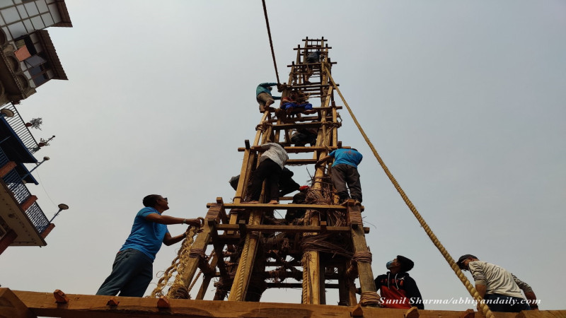 तयार हुँदै रातो मच्छिन्द्रनाथको रथ, चिटिक्क पारिँदै मूर्ति [फोटो फिचर]