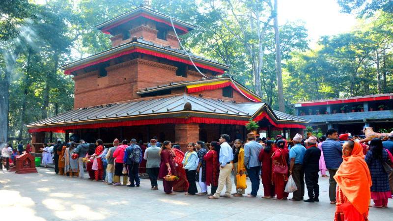 कालिका भगवती मन्दिरमा लामबद्ध भक्तजन [तस्वीर]