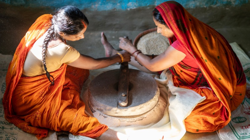 तस्वीर: छठको प्रसाद बनाउन परम्परागत  जाँतोमा गहुँ पिस्दै व्रतालु महिला