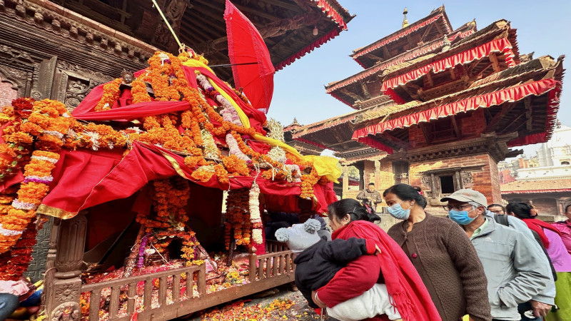 गुहेश्वरी जात्रामा प्रार्थना गर्दै श्रद्धालु [तस्वीर] 