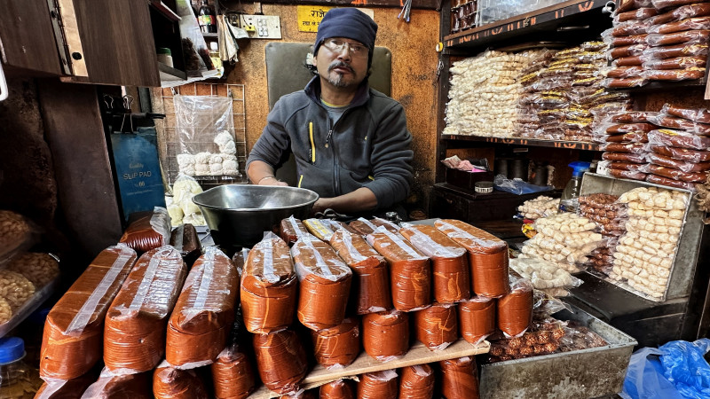 असनमा घ्यू, चाकु, तिलौरा बेच्न बसेका व्यापारी [तस्वीर]